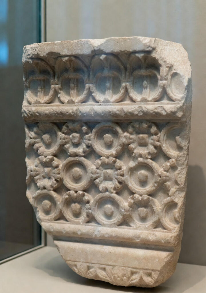 Frammento scultoreo in marmo decorato