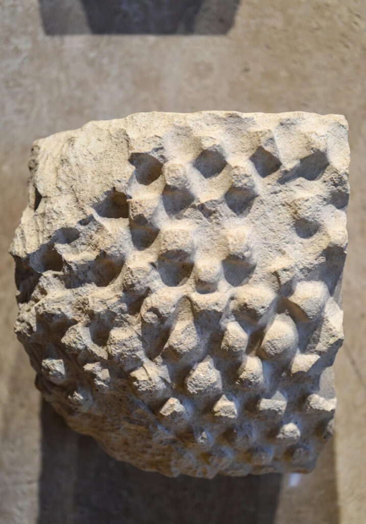 Elemento architettonico grezzo in calcare