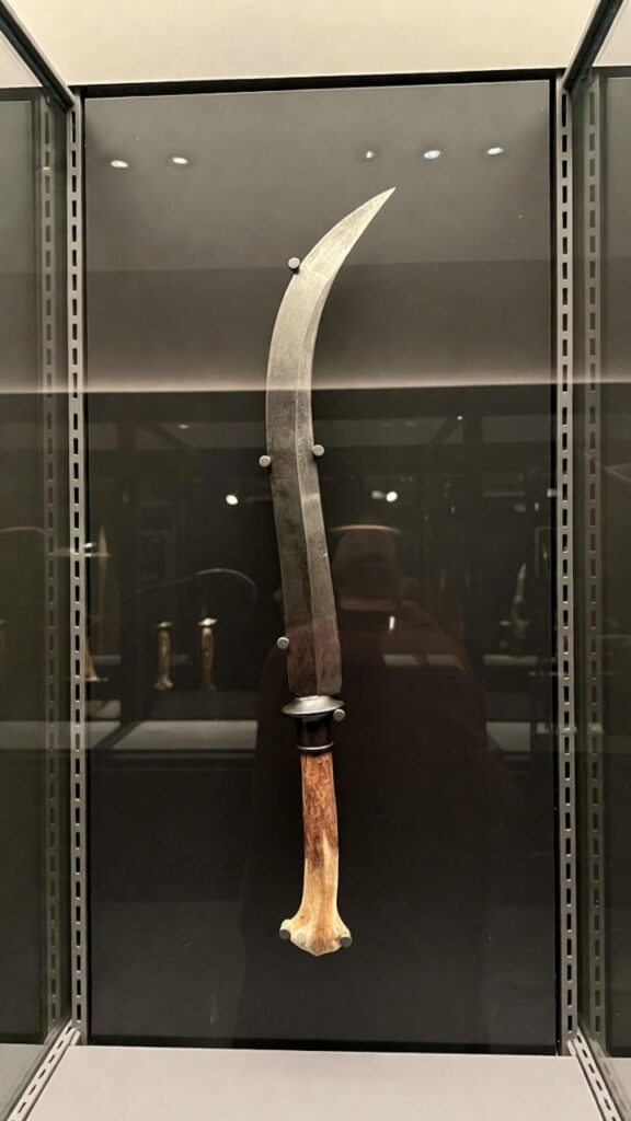 Coltellino domestico in ferro ricurvo